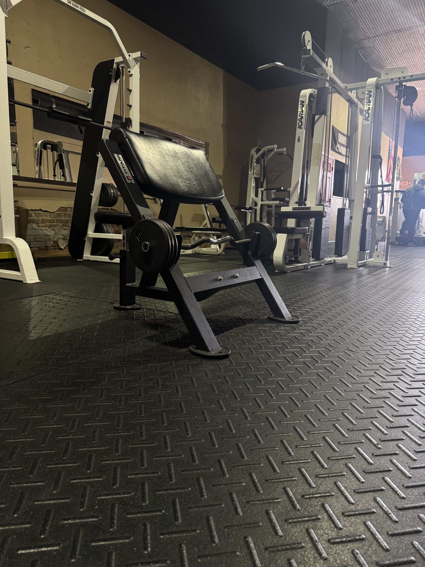 Preacher curl station