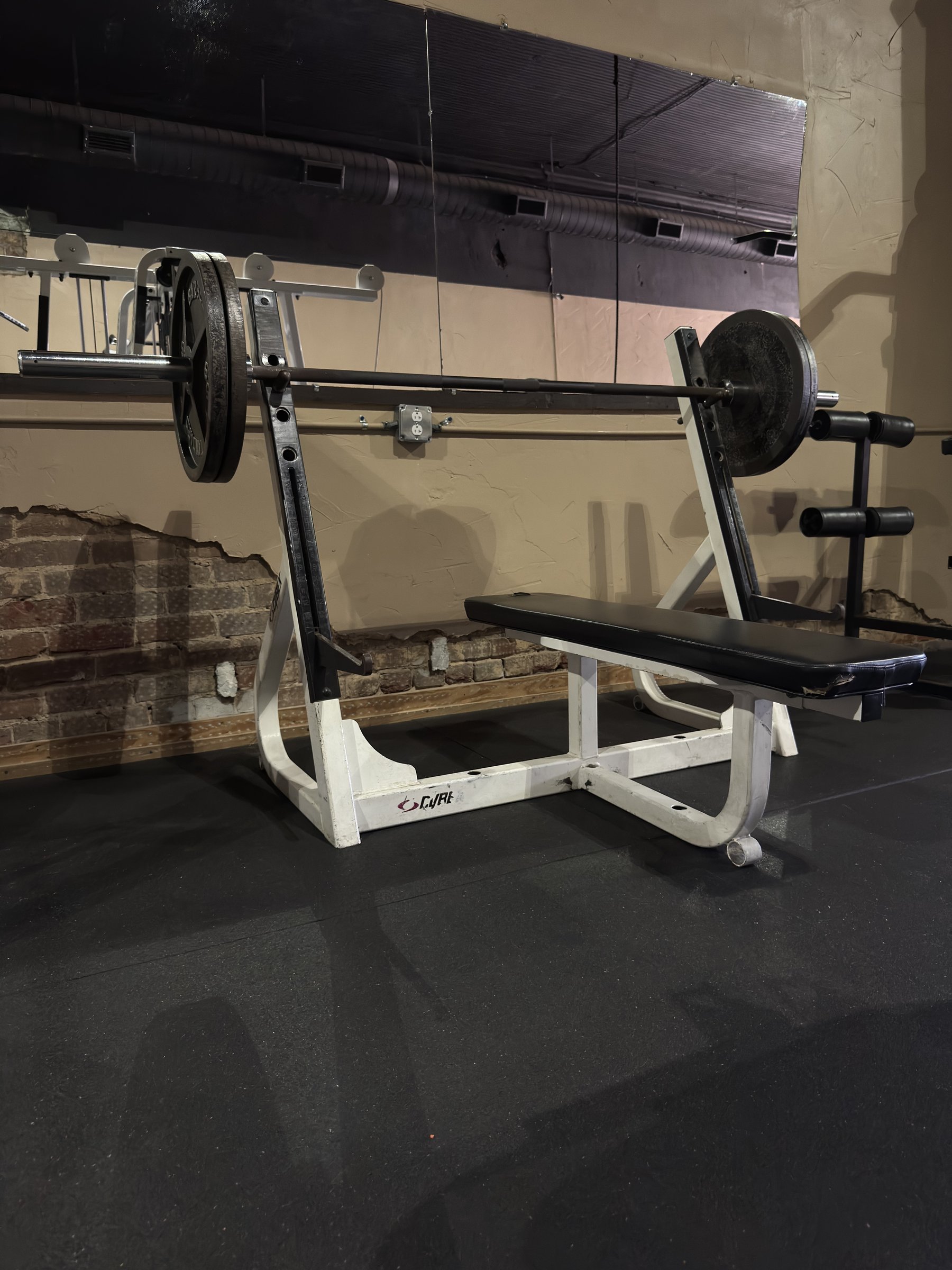 Flat bench press station