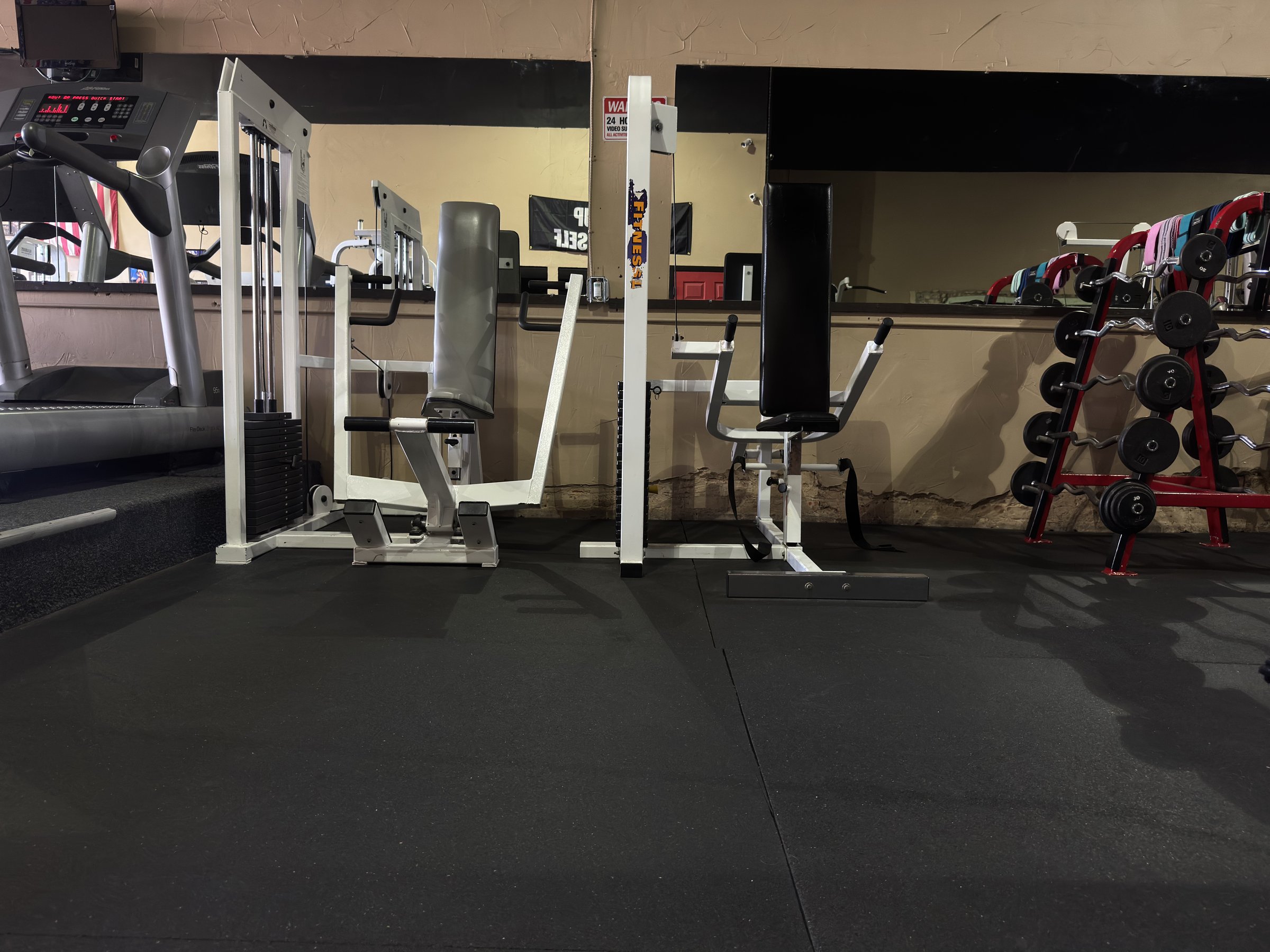 Row of plate-loaded machines