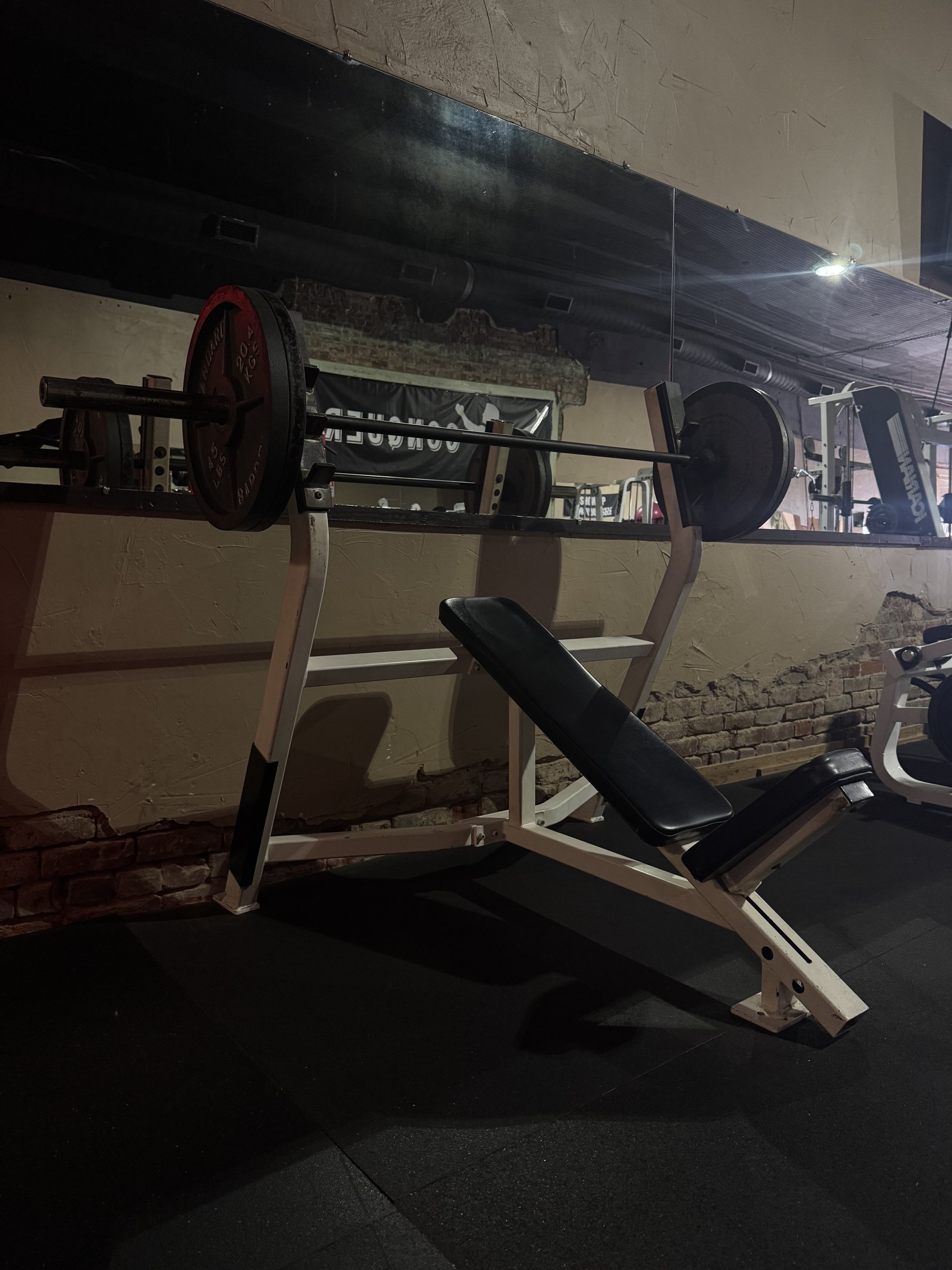 Incline bench press station